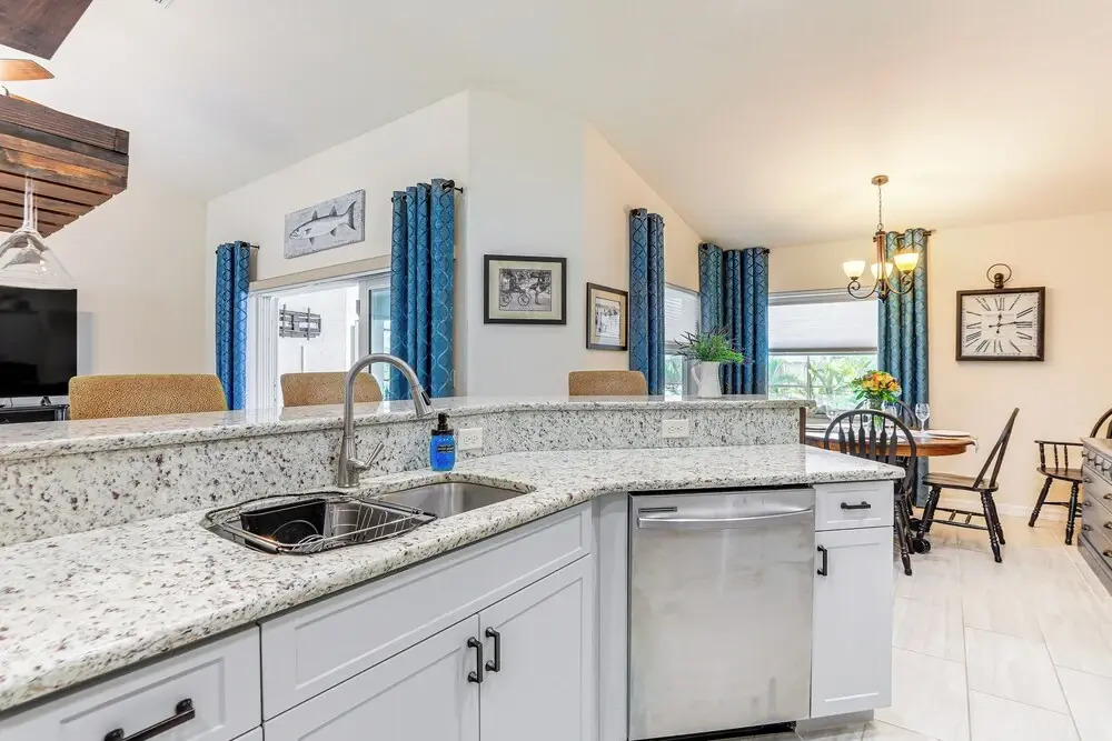 Beautiful Venice Getaway, 4 Mi to Manasota Beach!
