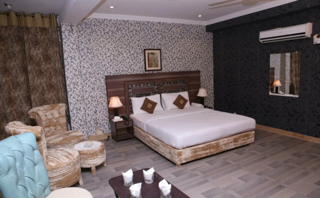 Family Hotel Davis Road Lahore