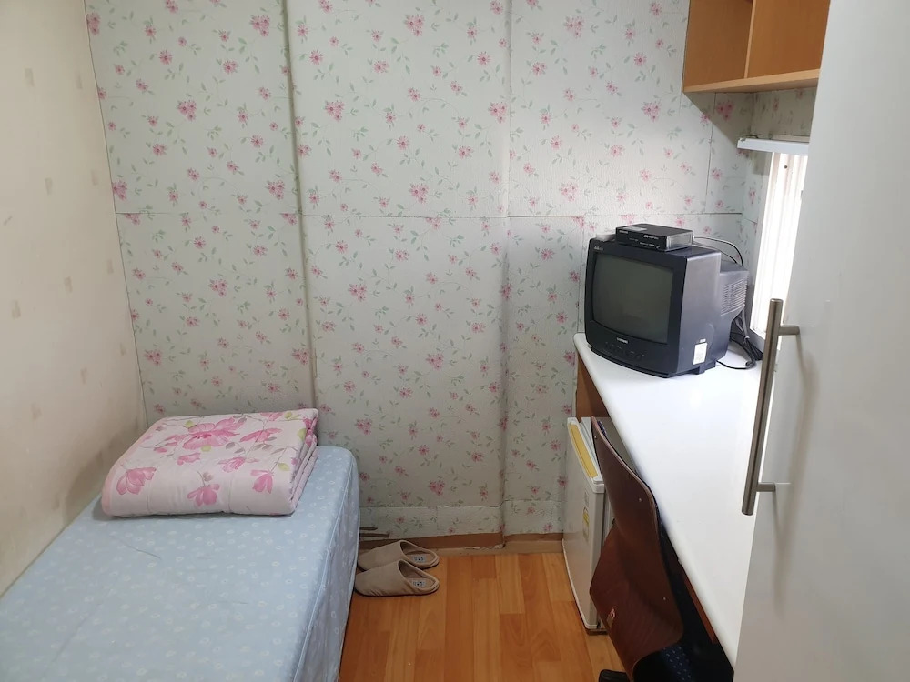 cozy livingtel(female only)