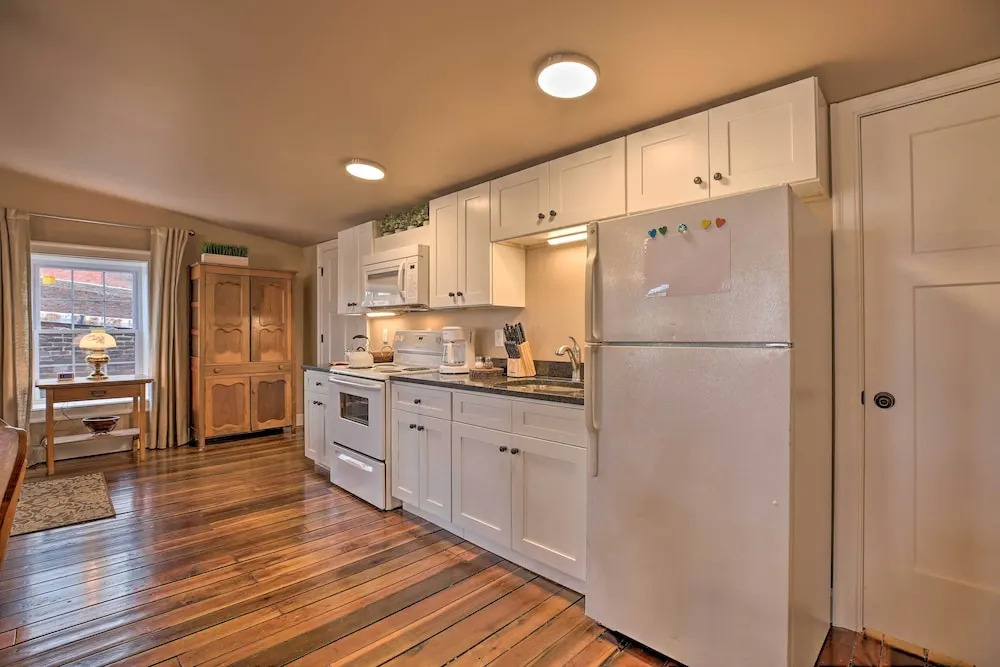 Chic Main Street Retreat < 7 Mi to KY Horse Park!