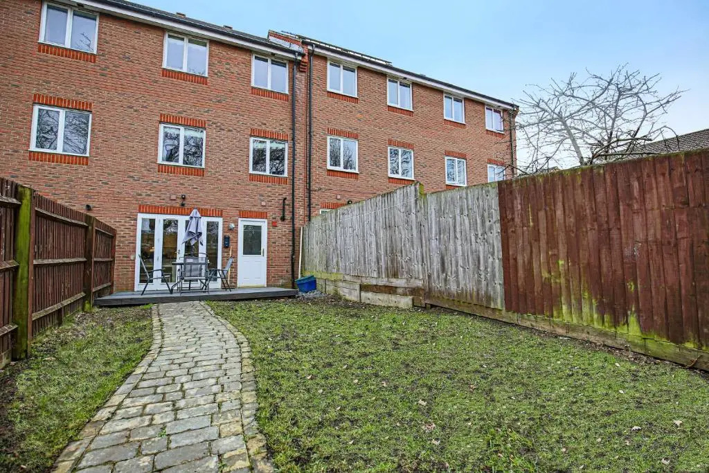 Large 6 Bedroom House with Free Parking, Smart TV with Netflix, Fast Wifi, Air Hockey & Garden by Yoko Property