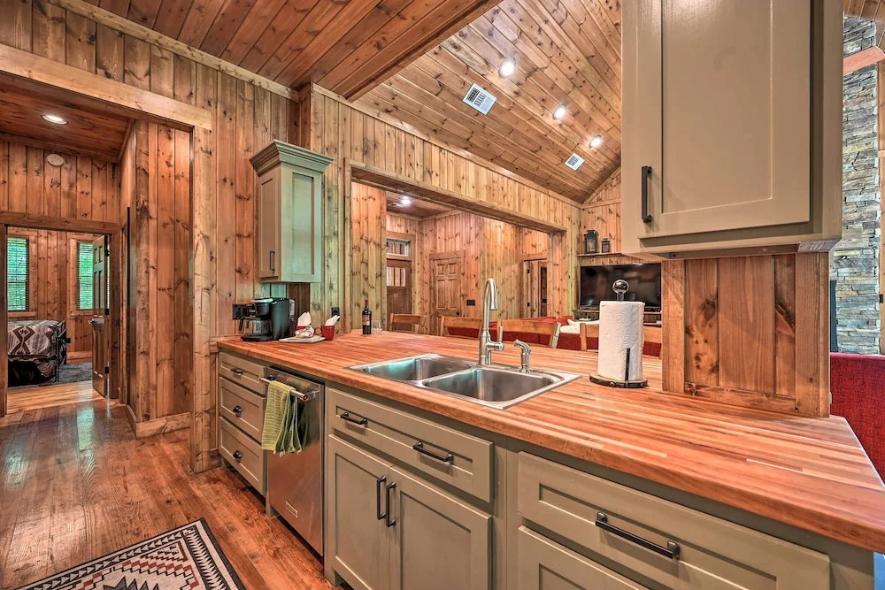 Luxe Broken Bow Cabin: Hot Tub ~ 3 Mi to Hochatown