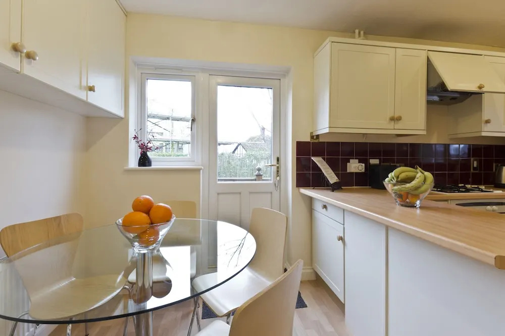 Luxury Riverside Home, Near Windsor Castle. Legoland & London Within 20 Minutes