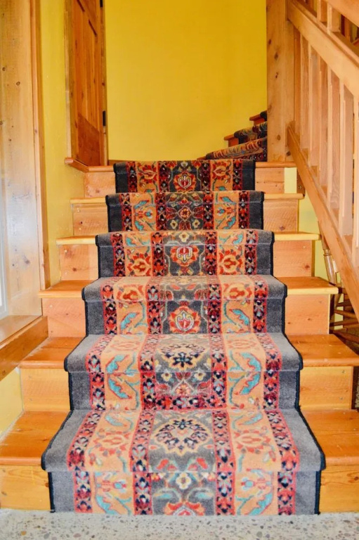 Glacier Guides Lodge