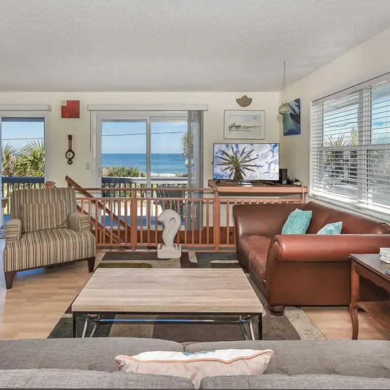 The Artist Beach House Beachfront 6298s