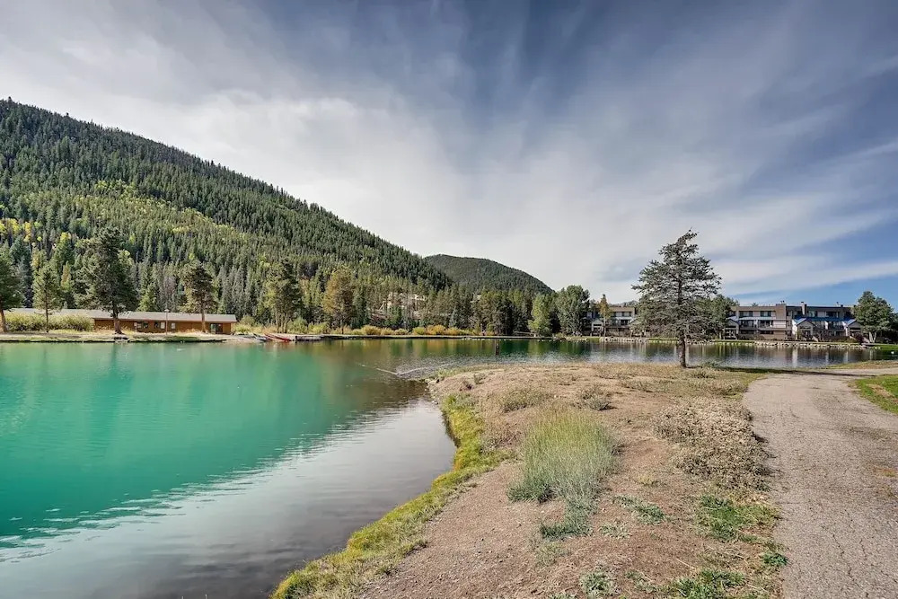 Premier 2BR 2BA in Lakeside Village- Kids Ski Free! condo