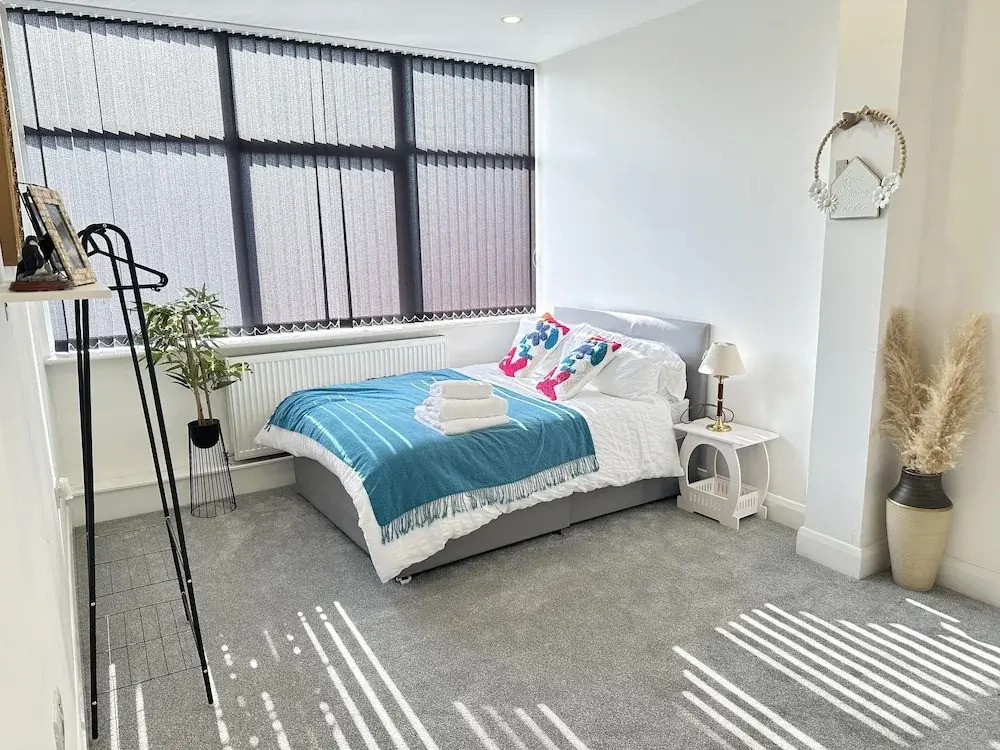 2 Bed Apartment - Sleeps 4 - Wifi - Parking