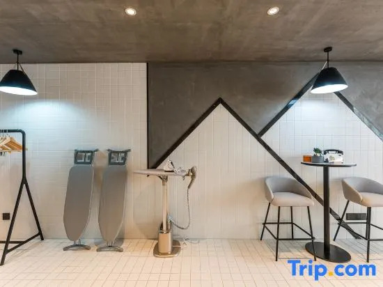Atour Hotel Shanghai Daning International