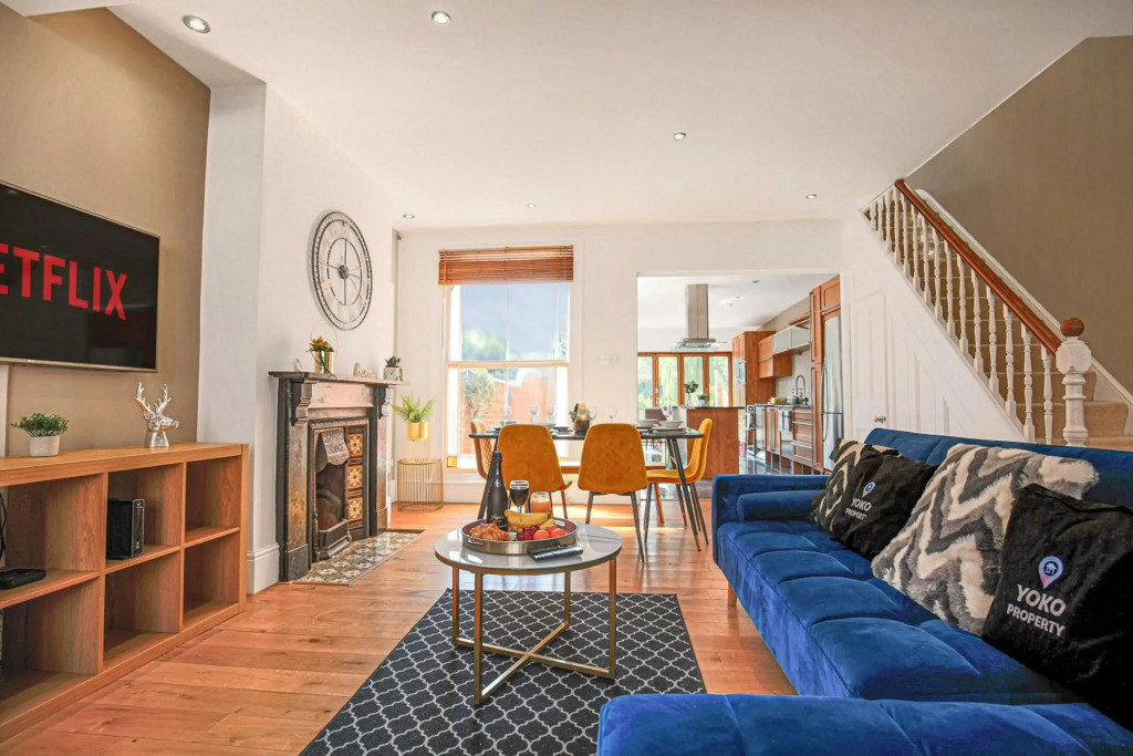 Central House with Pool Table, Smart TV and Free Parking by Yoko Property