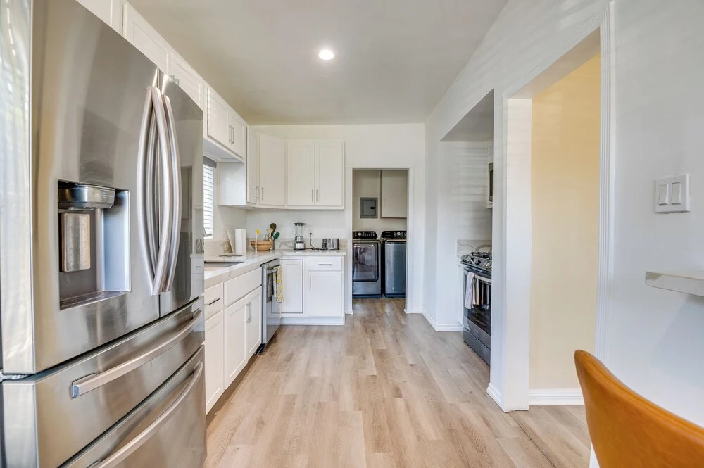 3 Mi to Usc, Museums & Parks! Modern LA Apartment