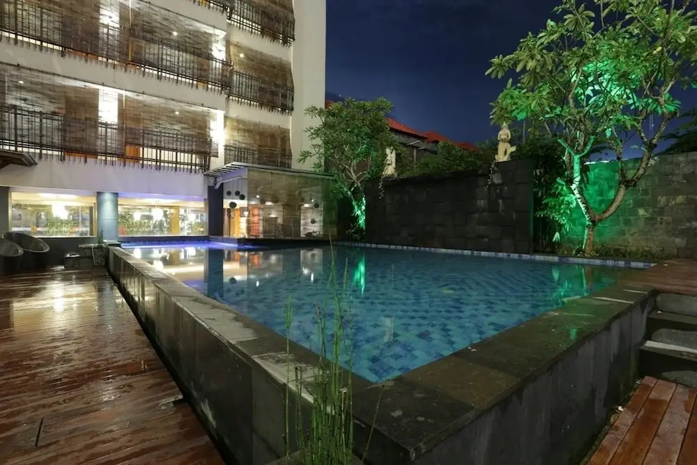 RedDoorz @ Sunset Road Kuta