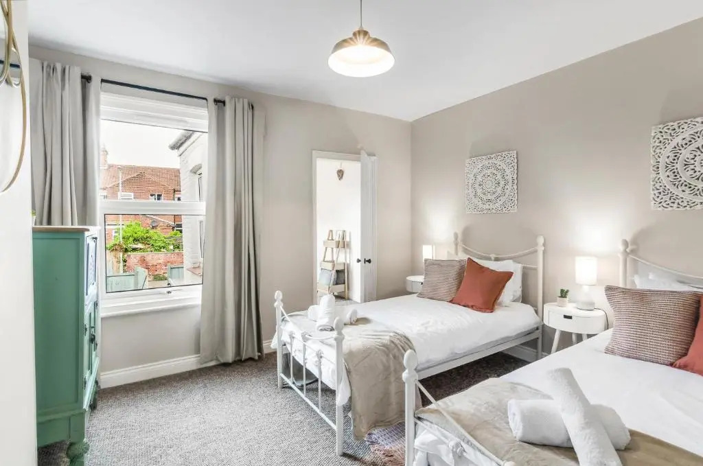 Marlborough Rest is a Quiet Central Holiday Home with Private Parking, Workspace and fully equiped Kitchen by Ginger and Gold