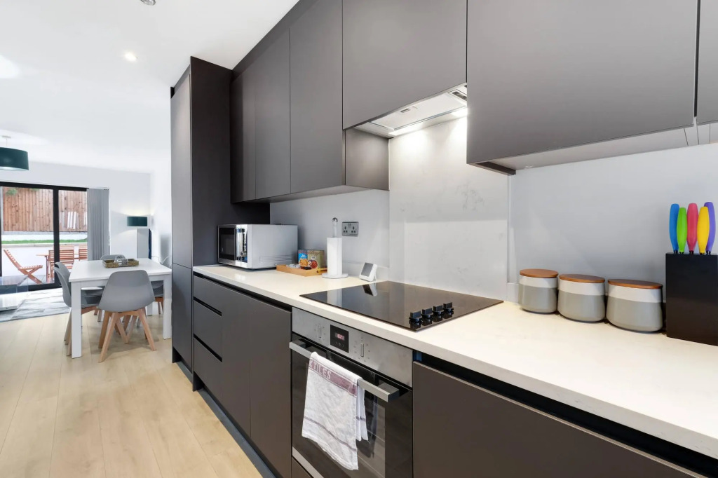 Modern 4 Bedroom House 03 With Parking in Farnham