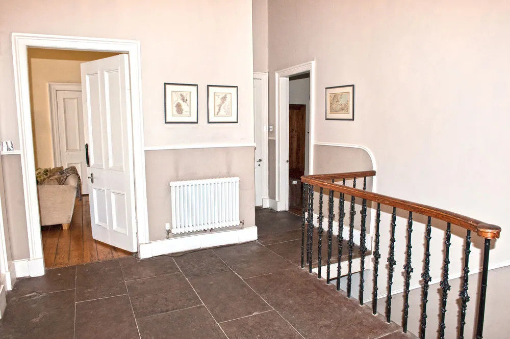 Reizand Apartments, Young St