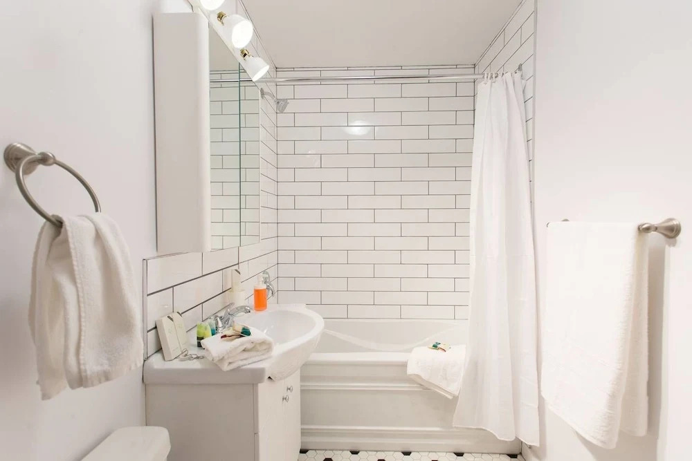 Charming Montreal 3 bdr Apartment Next to Subway