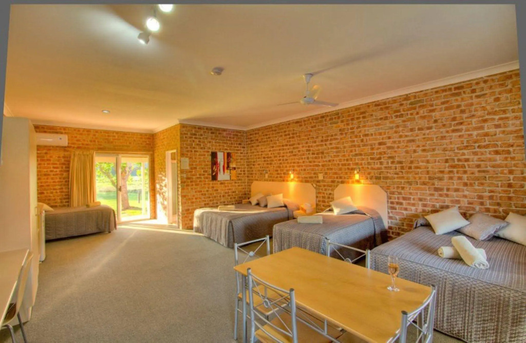 Gloucester Country Lodge Motel