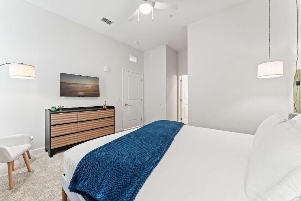Riviere 3BR Apartment Stylish King Family Pets Friendly Pool & Gym Near Epic Universe