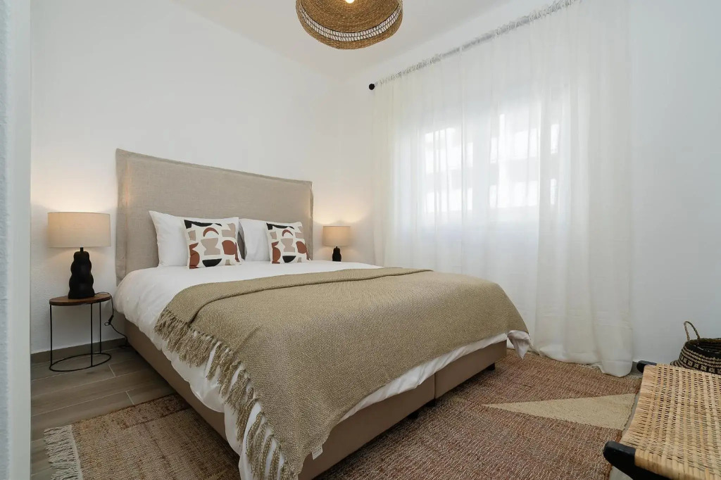 Amazing Beach House with Balcony (Free WI-FI)