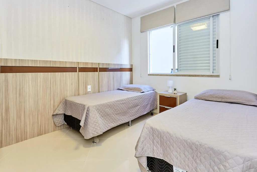1075 Apartamento localizado a 100 metros da praia com 02 dormitórios e ampla sacada na praia do centro de Bombinhas