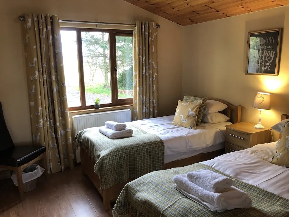 Woodpecker Lodge with Hot Tub