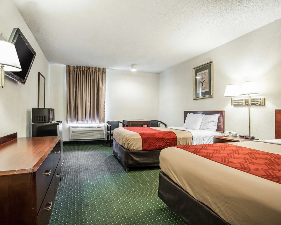 Econo Lodge Inn & Suites Fort Jackson area