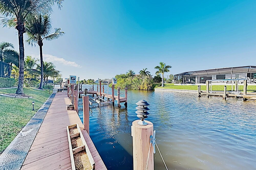 Upscale Canal-side W/ Lanai, Pool & Hot Tub! 3 Bedroom Home