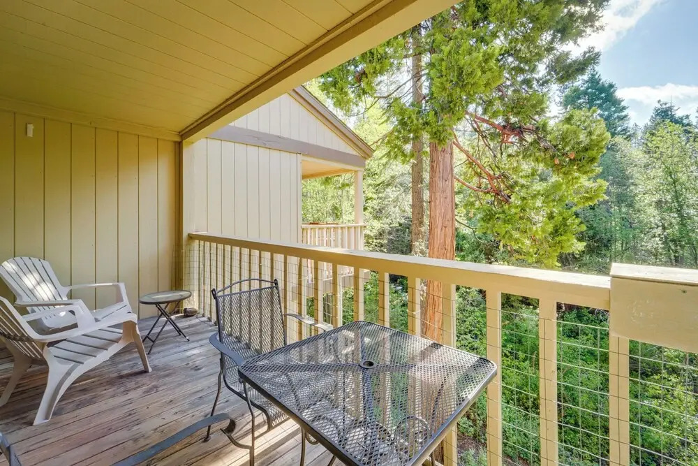 1 Mi to Lake Tahoe: Condo w/ Deck in Kings Beach!