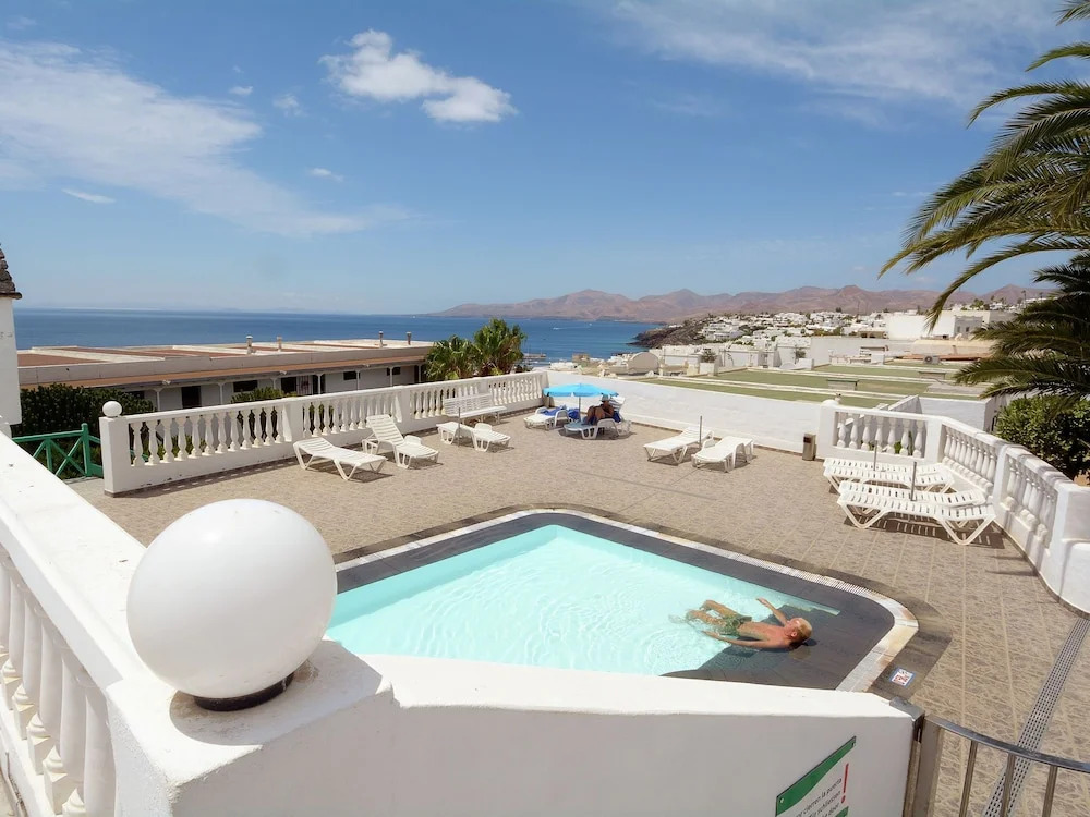 Spacious & Attractive Studio with Communal Pool near Beach