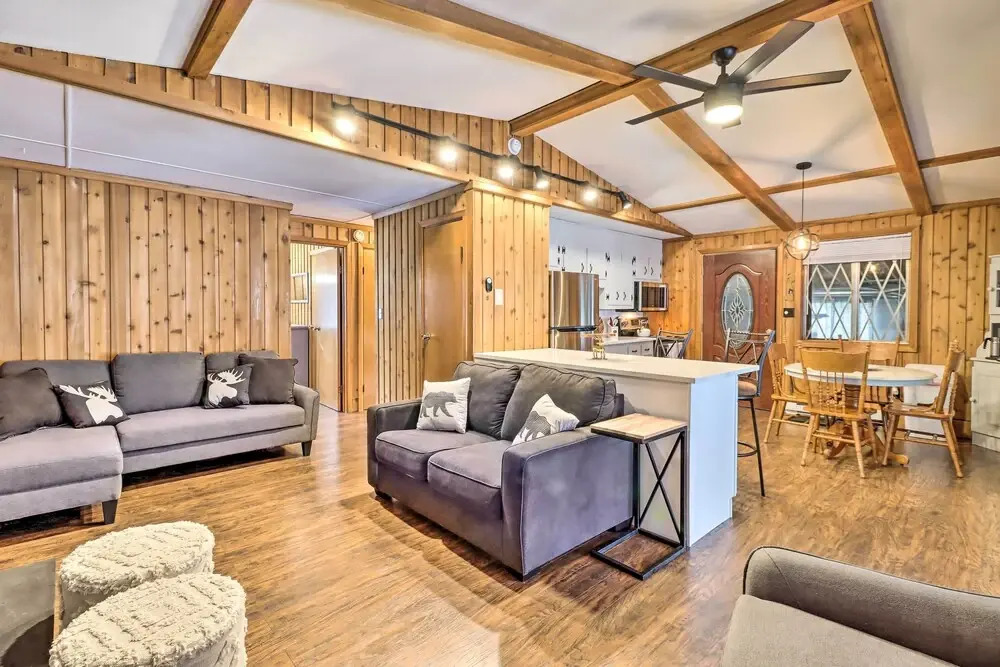 Near Skiing: Pocono Lake Cabin w/ Screened Patio