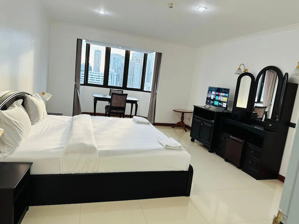 Omni Tower Nana Bangkok - Serviced Apartment on Sukhumvit Soi 4