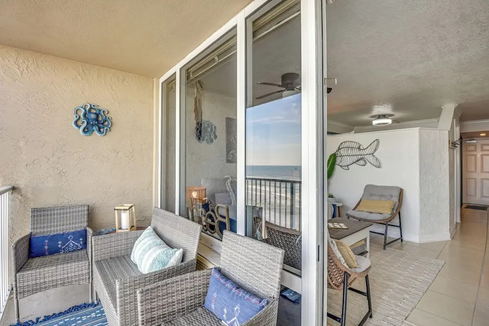Walk to Shore! Top-floor Daytona Beach Condo