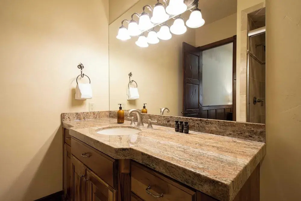High Meadow by Avantstay Alpine Views w/ Indoor Pool, Hot Tub & Open Floor Plan