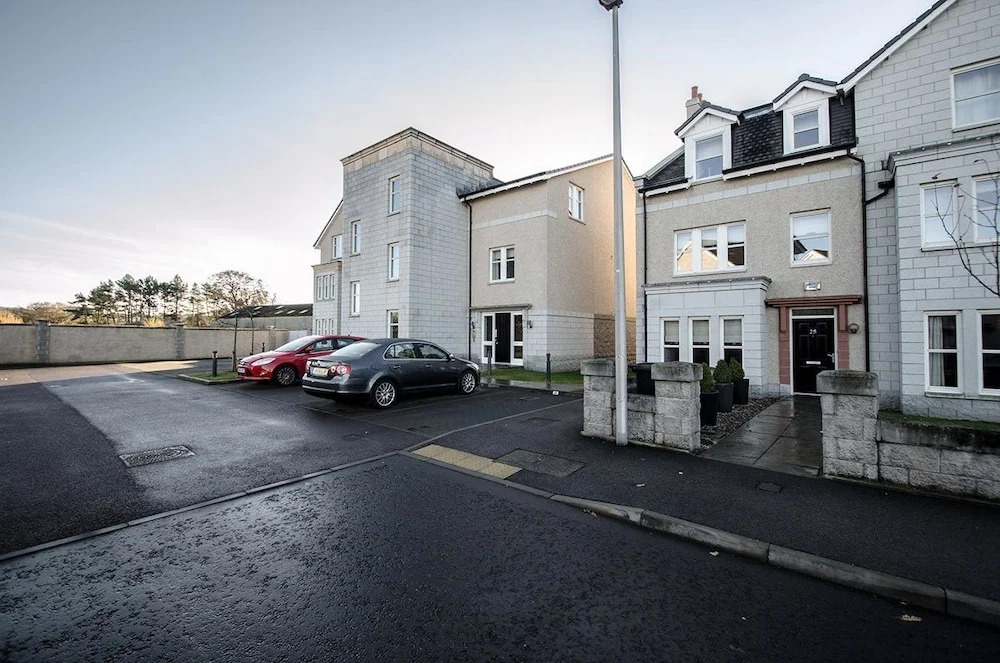 Orange Apartments - 22 Polmuir Gardens LTD