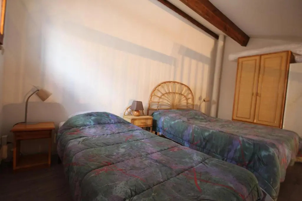 Jolie villa dangle pour 5 couchages, clim sejour, terrasse, parking dans residence securisee piscine commune 400m de la mer LRJP16