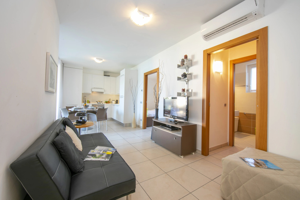 Vista di Maccagno Fantastico: View, Pool & Balcony - Happy Rentals