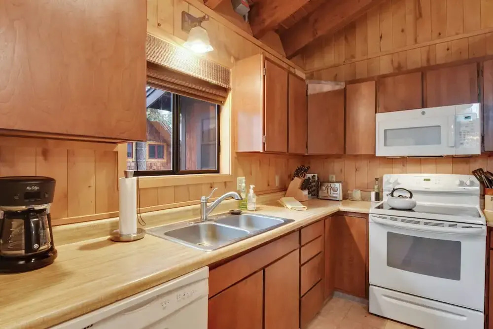 Lake Tahoe Treasure! Minutes From Beach & Skiing