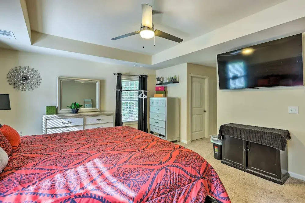 Elegant Home ~ 20 Mi to Downtown Atlanta: Pets OK!