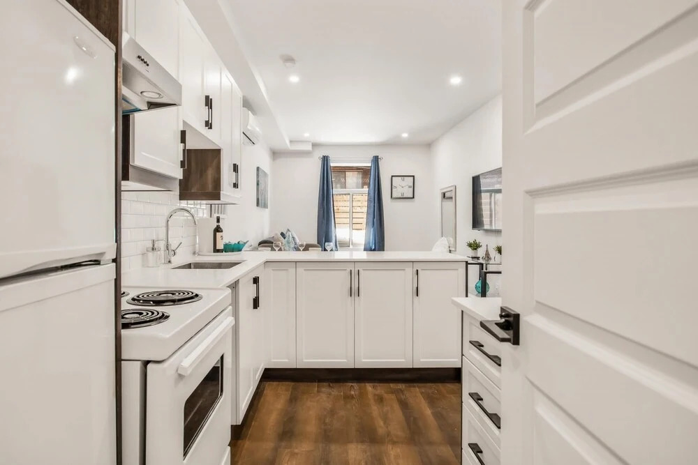 M11 Upscale Comfy Studio w AC in Perfect Location