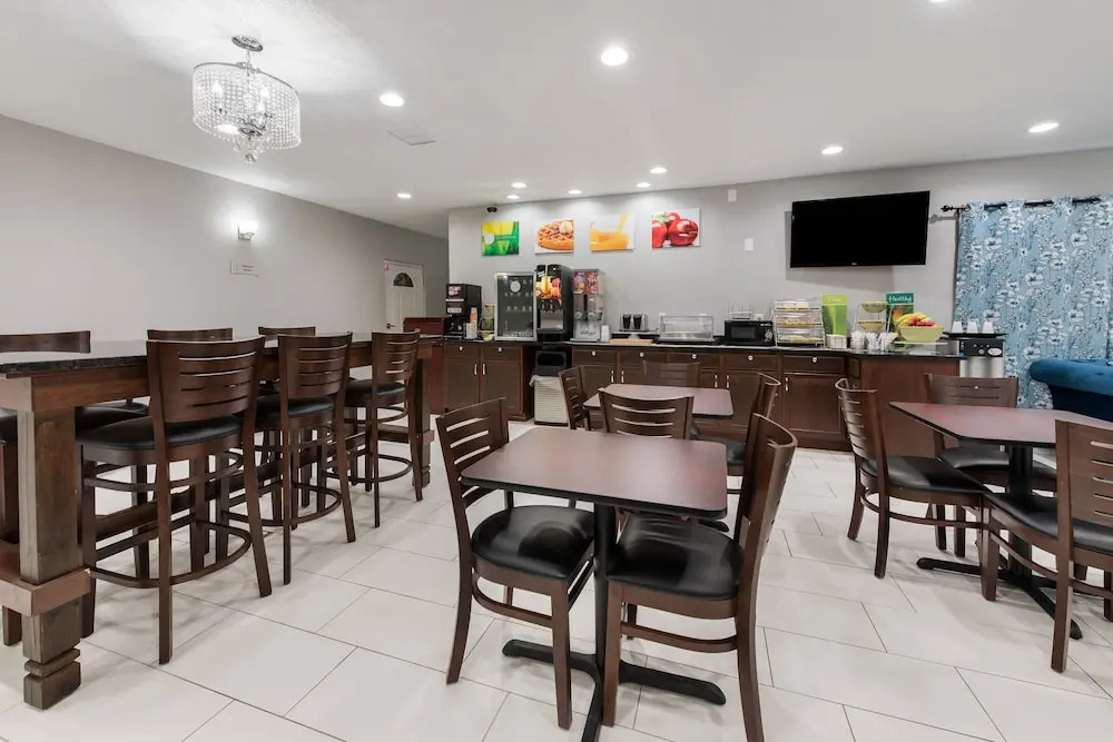 Days Inn & Suites Cincinnati