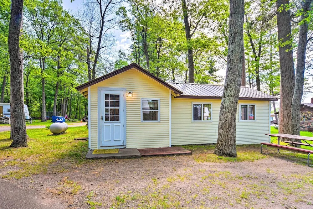 Stone Lake Cabin: Grill & Access to Fishing!