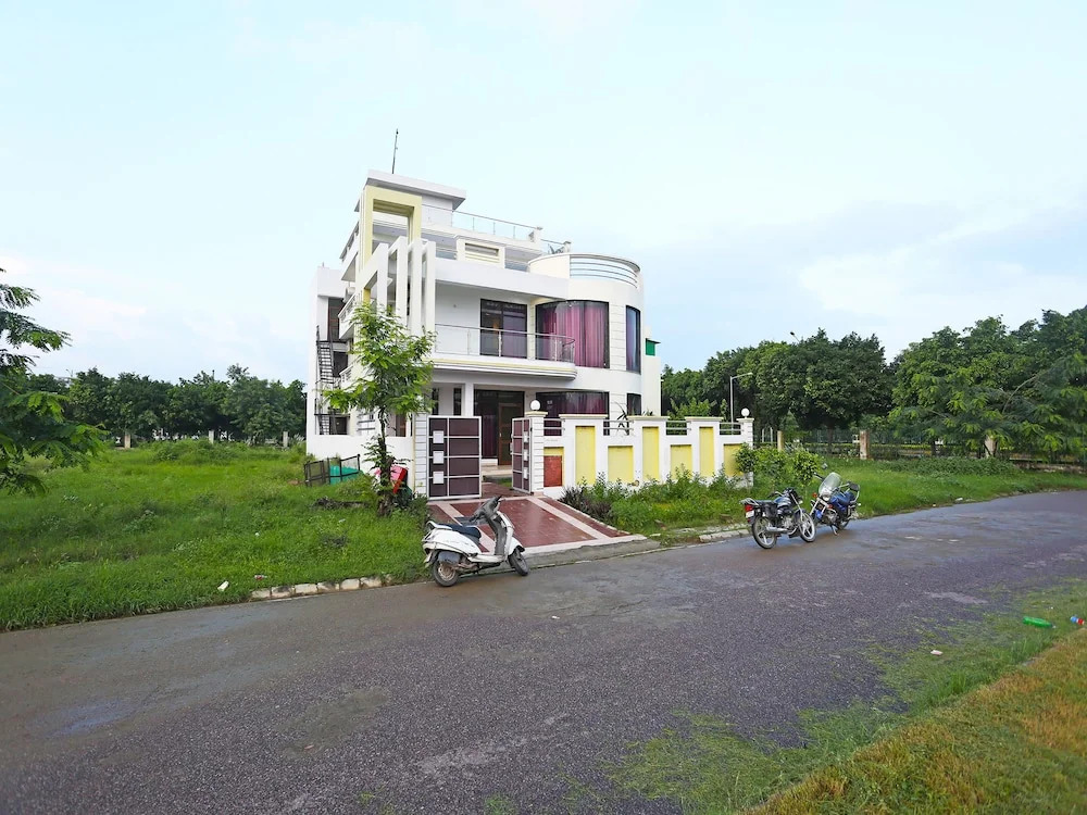 OYO 10198 Hotel Aris