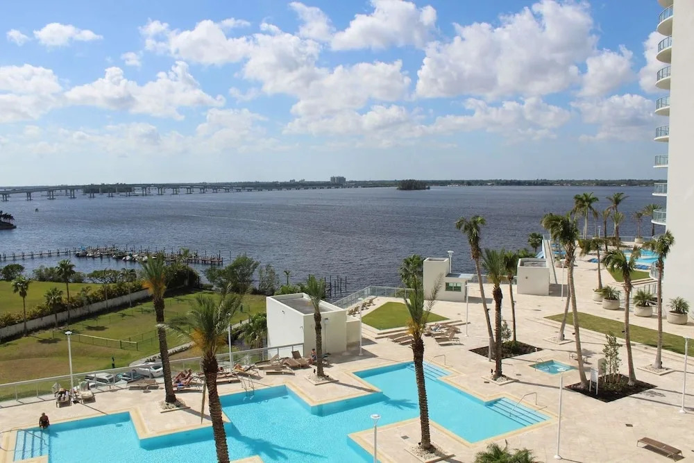 3000 Oasis Grand Blvd #803