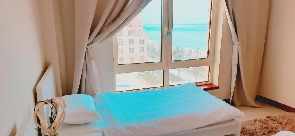 ريفان بيتش شقه 3 غرف على البحر يتطلب عوائل فقط