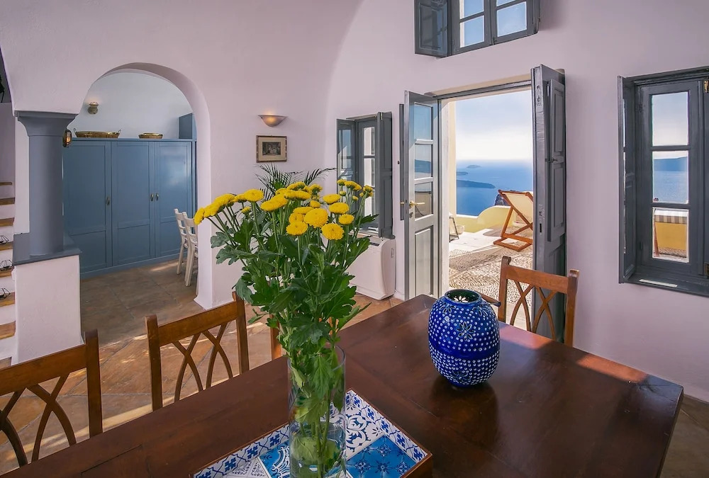 Santorini Roses Suites