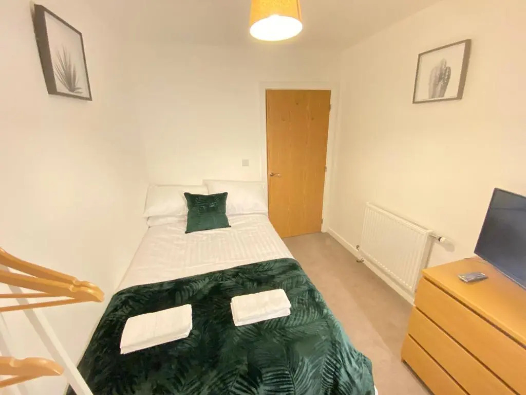 3 Bedrooms doubles or singles, 2 PARKING SPACES! WIFI & Smart TV's, Balcony