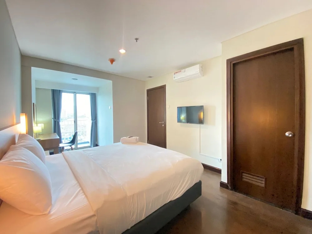 Spacious 2Br Apartment At El Royale Near Bip