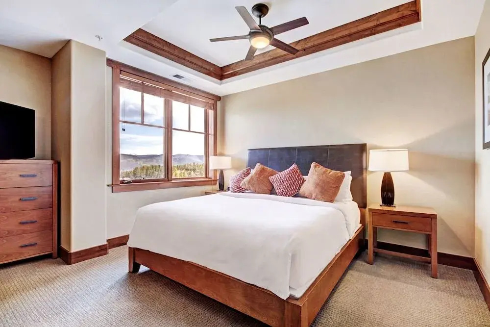One Ski Hill Place S8412