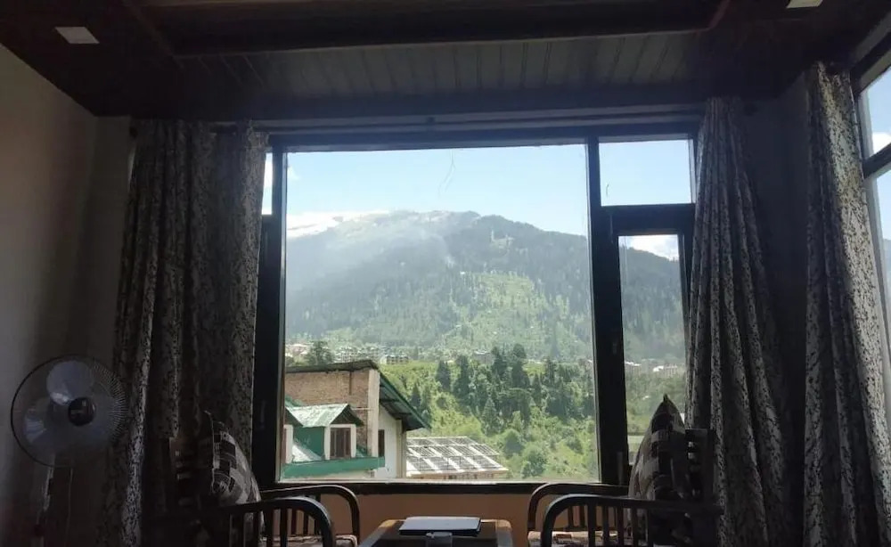 OYO 14242 Manali Mantra