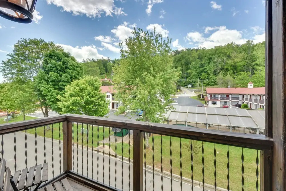 Steps to River + Shops: Downtown Helen Retreat!