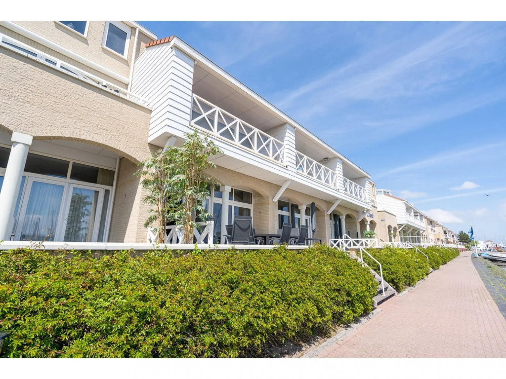 Luxury apartment overlooking the marina for 10 people
